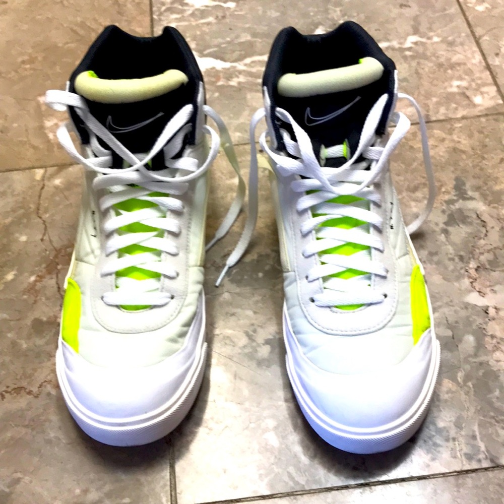 Nike Athletic shoes looks like New!